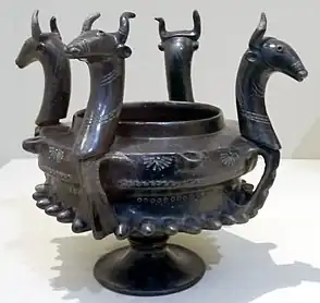 Píxide na técnica de púcaro decorada com cabeças de touros