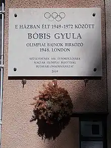 Edifício residencial de três andares. Placa na fachada em homenagem ao lutador Gyula Bóbis. Parte do Patrimônio Mundial. Rua Mátray, 5-7, bairro Krisztinaváros, Distrito I de Budapeste