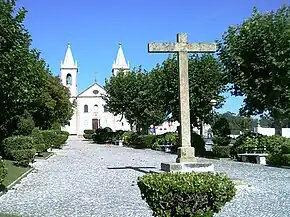 O Cruzeiro e, ao fundo, a Igreja Matriz de Maceda