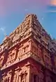 Vista do vimâna (ou rajâgopuram) em baixo contra-ângulo