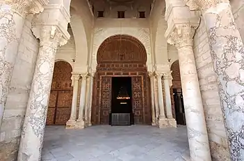 Porta de acesso à sala de oração [t]