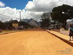 Estrada de acesso à vila
Malema e a Montanha