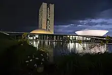 Congresso Nacional iluminado em apoio à maio amarelo em 2023.