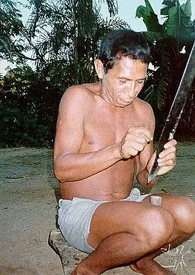 Indígena Hupdá da Aldeia do Pidu Bu fazendo fogo com pedras lascadas.