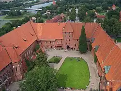 Castelo do Meio — pátio