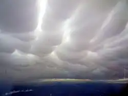 Mammatus fotografado através de um avião em ''New South Wales'', Australia, 2008. Aparentando uma tempestade, mas apenas turbulência foi registrado.