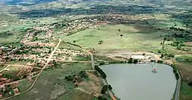 Vista aérea de Mamonas, Minas Gerais; em destaque a lagoa do Aconchego.