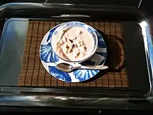 A iguaria servida com estilo em um restaurante típico nordestino.