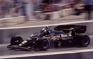 Nigel Mansell em sua Lotus 95T durante o Grande Prêmio de Dallas de 1984, onde terminou em 6º lugar.