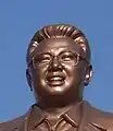 Close da cabeça da estátua de Kim Jong-il.