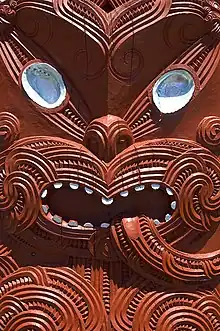 Escultura maori em madeira com dois olhos de pāua. Estes olhos estão associados com as estrelas, ou whetū, os olhos simbólicos de antepassados que olham para baixo no céu noturno.