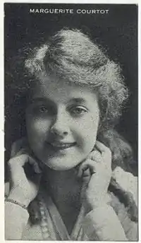 Marguerite Courtot, estrela de seriados, destacando-se The Ventures of Marguerite, de 1915.