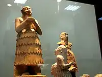 Isqui-Mari (vanguarda, em perfil), antes de números maiores.