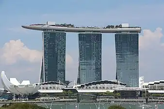 As três torres do Marina Bay Sands com o ArtScience Museum à esquerda