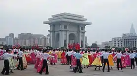 Jovens comemorando o Dia de Songun