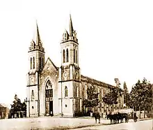 Catedral de Nossa Senhora do Desterro, em Jundiaí-SP, entre 1886 (quando adquiriu feição neo-gótica) e 1921 (quando houve a reforma que modificou levemente a fachada e criou as capelas radiantes e o transepto).