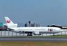 Uma aeronave McDonnell Douglas DC-10 pousando no asfalto