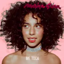 Cantora Marina Sena sorrindo em capa do seu single "Me Toca"