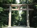 Outra vista do torii na entrada do Meiji-jingu