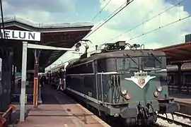Uma locomotiva BB 8500 transportando um trem suburbano em 1984.