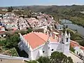 Vista geral de Mértola com a Igreja Matriz em primeiro plano