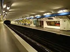 A estação ao nível das vias antes das obras de renovação de 2008.
