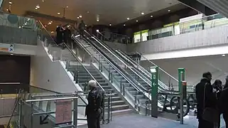 Escadas fixas e rolantes.