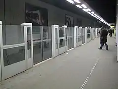 Vista para a porta de plataforma na estação da linha 1.