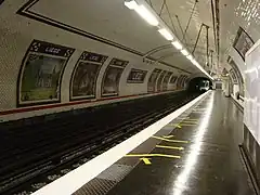 Um trem MF 77 deixa a semi-estação norte.