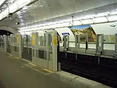 Obras de instalação das portas de plataforma em março de 2009.