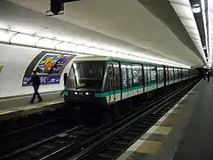 Um MP 89 na plataforma da estação renovada.