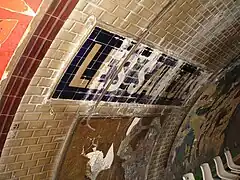 O nome da estação em telhas, após seu descaroçamento e antes de sua renovação.