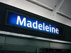 Detalhe da placa indicando o nome da estação na linha 14.