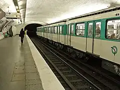 Um trem MF 67 na plataforma.