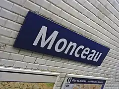 Placa esmaltada indicando o nome da estação.