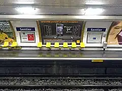 Assentos em uma das plataformas da estação.