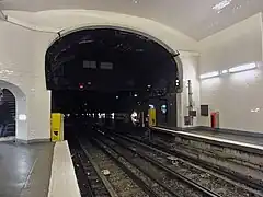 A abóbada da estação da linha 3, particularmente desde a extensão da linha para o Oeste.
