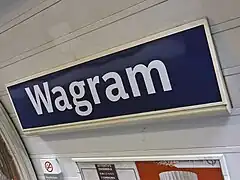 Placa esmaltada indicando o nome da estação.