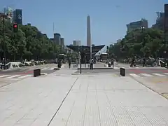 Vista do Obelisco a partir de uma estação de Metrobus.
