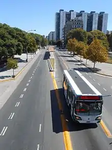 O autocarro 65 a deixar uma das estações.
