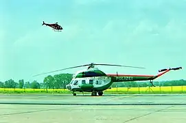 Produtos PZL-Świdnik no aeroporto de Berlim-Schönefeld (2002). Helicópteros PZL SW-4 e Mi-2