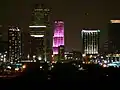 Bank of America Tower iluminado em rosa neon