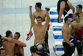 Phelps acenando ao sair da piscina olímpica, em Pequim 2008