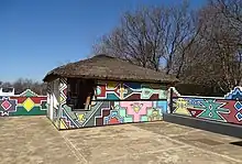 alt casa decorada com os grafismos dos adebeles