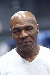 Mike Tyson olhando para a câmera.