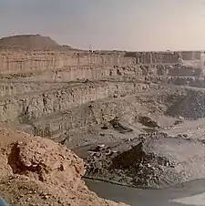 Poço de urânio da mina aberta em Arlit