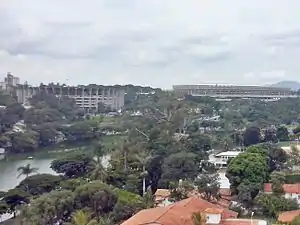 Vista parcial da Lagoa da Pampulha com o Mineirinho e o Mineirão ao fundo