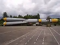 Vista lateral de um foguete Molnia