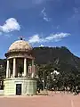 Monserrate desde o parque dos Jornalistas. Em primeiro plano, o templete do Libertador