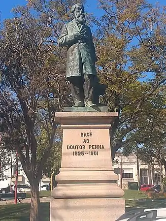 Monumento a Dr. Penna, na praça da matriz